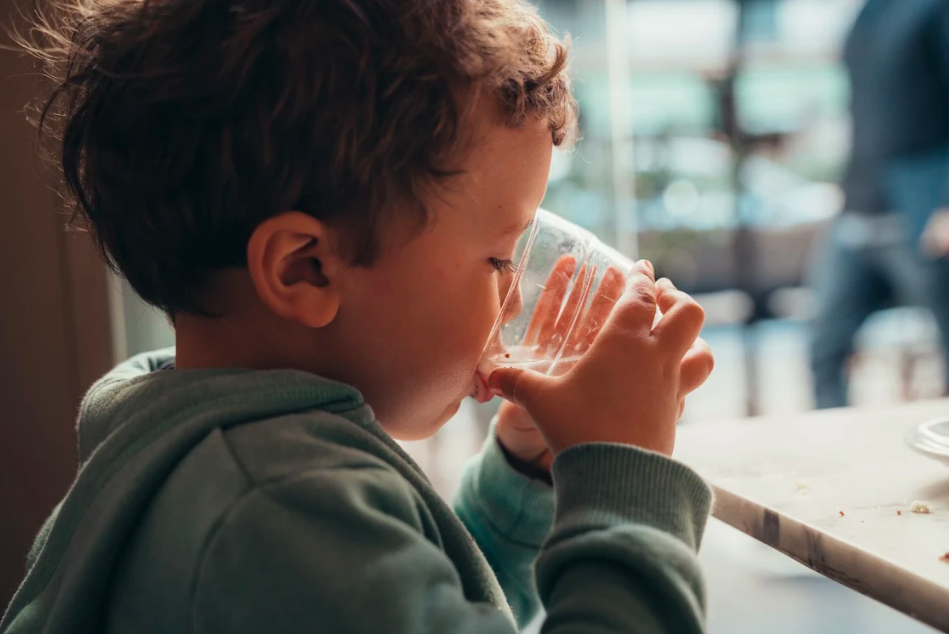 Niño tomando agua