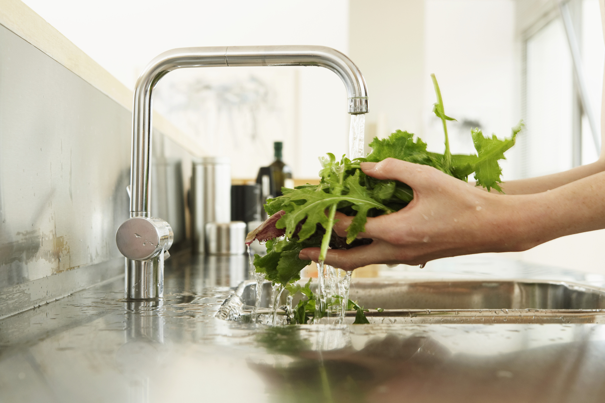 lavar verduras con agua limpia