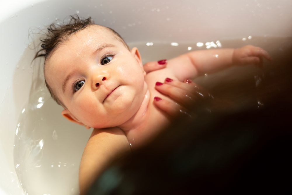 Beneficios de bañar a un bebé recién nacido con agua tibia - Rotoplas Blog